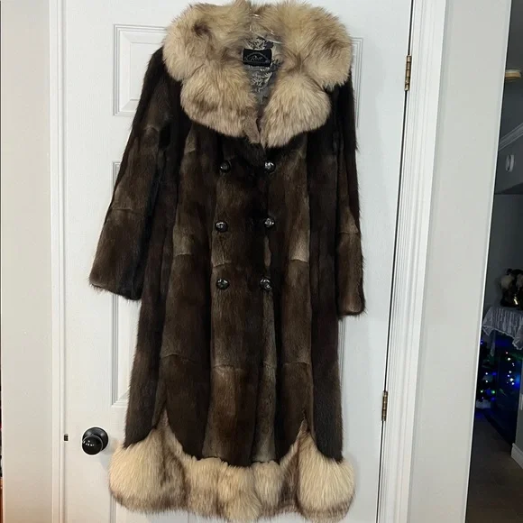 Luxurious vintage Fur Coat - Picture 1 of 4